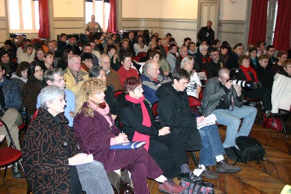 Le public �tait venu nombreux ? la conf�rence donn�e par les responsables d'Otages du Monde ? Auray (JPG)