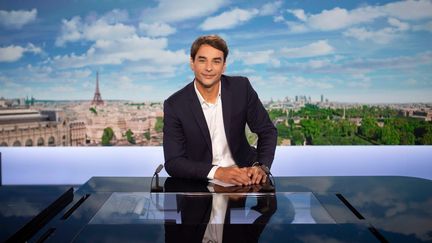 Le JT de 13 Heures du vendredi 24 mai 2024 est présenté par Julian Bugier sur France 2. Au programme du journal télévisé du 24 mai : les grands événements, des témoignages, un reportage du feuilleton de la rédaction et l'invité du jour durant la semaine. Découvrez chaque semaine « Bien à vous », la rubrique consacrée aux initiatives constructives et bienveillantes En partenariat avec We Demain. Après la diffusion du journal en direct, chaque sujet est à découvrir en vidéo en replay avec un complément d'information à lire et à partager. Accèdez aussi aux derniers titres de la rédaction de Franceinfo pour rebondir sur l'actualité en temps réel. (FRANCE 2)