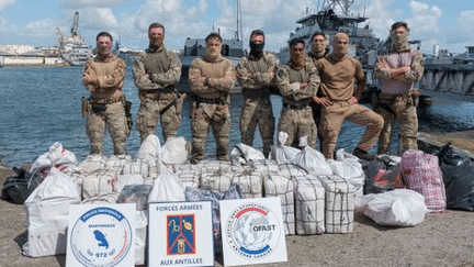 Saisie de 25 ballots et de nombreux pains de cocaïne, pour un poids total de 1126 kg, à bord d’un voilier, à environ 600km à l’est-sud-est de la Martinique – 28/02/2024. (MT CINDY MOTET/FAA/DÉFENSE)