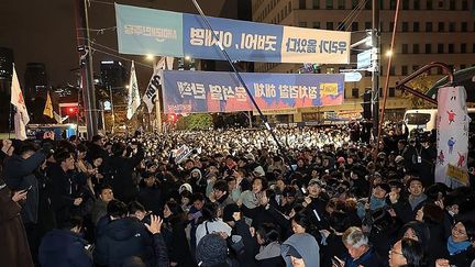 Des manifestants dénoncent l'adoption de la loi martiale par le président de la Corée du Sud, Yoon Suk-yeol, à Séoul, le 4 décembre 2024. (STR / YONHAP / AFP)