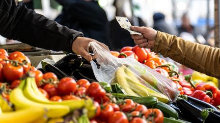 Des bananes dans un sac, sur marché de Champigny-sur-Marne (Val-de-Marne), le 26 février 2023. (ALINE MORCILLO / HANS LUCAS / AFP)