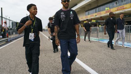 Kenzo Craigie et Lewis Hamilton, le 17 octobre 2024. (GREG NASH / MAXPPP)